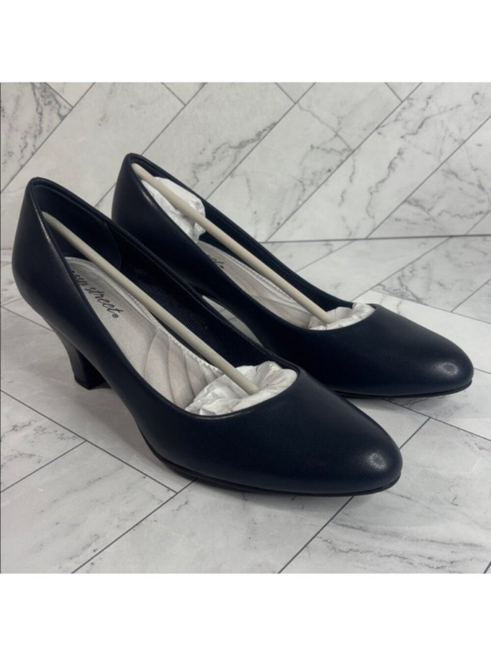 NWT Easy Street Womens Fabulous Navy Faux Leather Heeled Pumps Shoes 9.5M - Picture 4 of 9